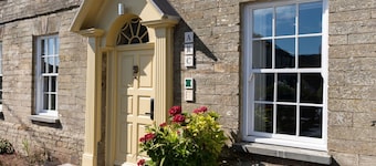 Stunning villa for 19 guests with hot tub, WIFI, TV, terrace, pets allowed and parking