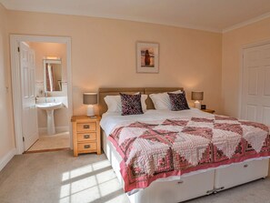 4 chambres, fer et planche à repasser, lit parapluie, Wi-Fi gratuit