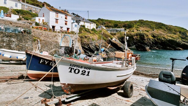 A coastal area with boats docked, a stone wall, and buildings in the background. - Beautiful  villa for 6 guests with WIFI, terrace and pets allowed (Portloe)
