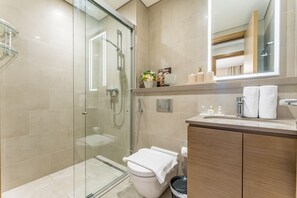 Douche, sèche-cheveux, bidet, serviettes fournies