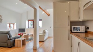 Un apartamento moderno con cocina, sala de estar y comedor.