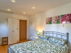 3 bedrooms, bed sheets
