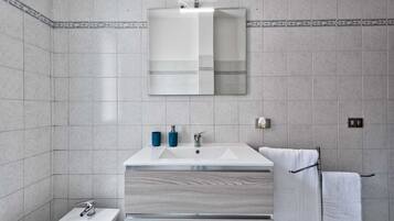 Haartrockner, Bidet, Handtücher, Seife