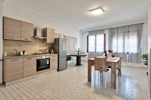 Micro-ondes, four, plaque de cuisson