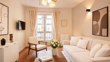 Superior-Apartment, Blick auf den Innenhof | Wohnbereich | 80-cm-Smart-TV mit Digitalempfang