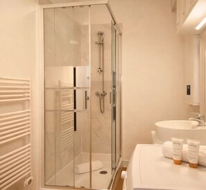 Superior Apartment, Courtyard View | Bathroom - 1626 Kleber (Paris)