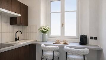 Superior-Apartment, Blick auf den Innenhof | Eigene Küche | Espressomaschine, Wasserkocher, Toaster, Gefrierschrank