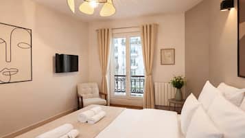 Superior-Apartment, Blick auf den Innenhof | Wohnbereich | 80-cm-Smart-TV mit Digitalempfang