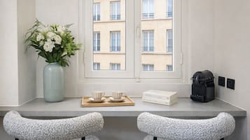 Superior-huoneisto, näköala pihalle | Yksityinen keittiö | Espressokone, vedenkeitin, leivänpaahdin, pakastin