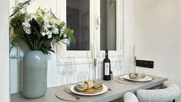 Departamento superior, vista al patio | Cocina privada | Cafetera de espresso, tetera eléctrica, tostadora y congelador