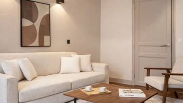 Superior-Apartment, Blick auf den Innenhof | Wohnbereich | 80-cm-Smart-TV mit Digitalempfang