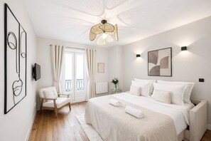 Superior Apartment, Courtyard View | Living area | 80-cm Smart TV with digital channels - 1626 Kleber (Paris)