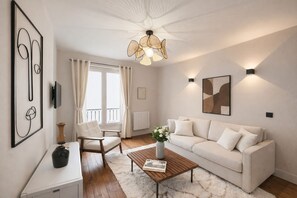Superior Apartment, Courtyard View | Ruang tamu | 80 cm sebuah televisyen pintar dengan digital 
