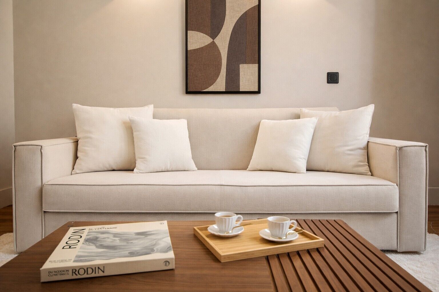 Appartement Supérieur, vue cour intérieure | Coin séjour | TV connectée de 80 cm avec chaînes numériques