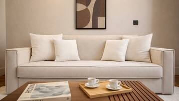 Appartement Supérieur, vue cour intérieure | Coin séjour | TV connectée de 80 cm avec chaßnes numériques