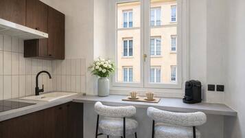 Appartement Supérieur, vue cour intérieure | Cuisine privée | Machine à expresso, bouilloire électrique, grille-pain, congélateur