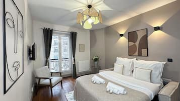 Departamento superior, vista al patio | Área de sala de estar | Smart TV de 80 cm con canales digitales