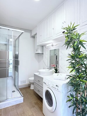 Appartement supérieur, vue sur la cour intérieure | Salle de bain