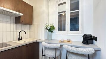 Departamento superior, vista al patio | Cocina privada | Cafetera de espresso, tetera eléctrica, tostadora y congelador