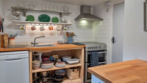 Mikrobølgeovn, ovn, oppvaskmaskin og brødrister