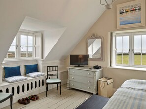 5 bedrooms, iron/ironing board, free WiFi, bed sheets