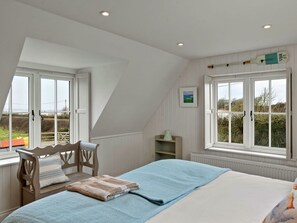 5 bedrooms, iron/ironing board, free WiFi, bed sheets