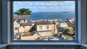 Zona residencial costera con casas y vistas al mar.