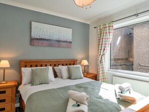 2 bedrooms, travel crib, free WiFi, bed sheets