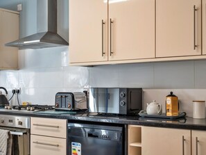 Mikrowelle, Ofen, Geschirrspüler, Hochstuhl