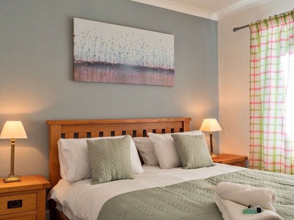 2 bedrooms, travel crib, free WiFi, bed sheets