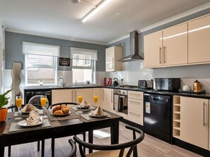 Mikrowelle, Ofen, Geschirrspüler, Hochstuhl