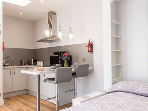 Microwave, oven, toaster - Cosy apartment for 2 people with WIFI, TV and pets allowed (Porthleven)