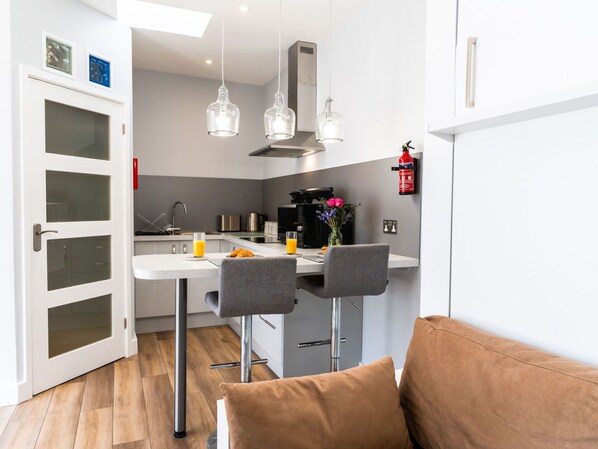 Microwave, oven, toaster - Lovely apartment for 2 people with WIFI, TV and pets allowed (Porthleven)