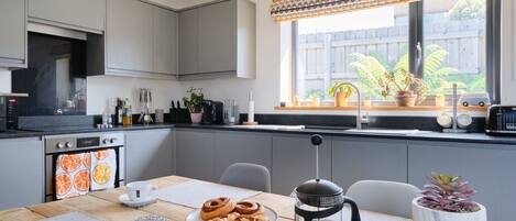 Mikrovågsugn, ugn, diskmaskin och barnstol