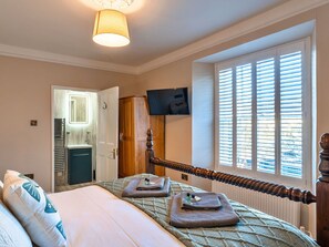 4 عدّة غرف نوم وواي فاي مجانًا وملاءات أسرّة