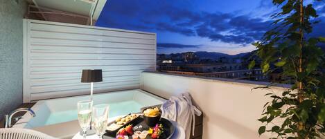 Outdoor spa tub