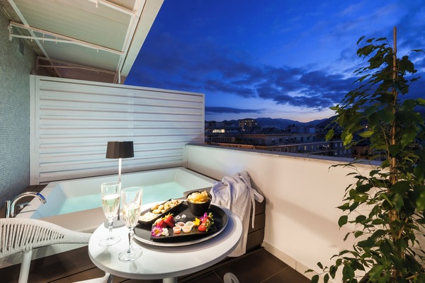 Outdoor spa tub