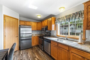 Kühlschrank, Mikrowelle, Herdplatte, Geschirrspüler