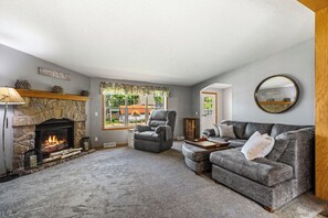 TV, fireplace - Gruenhagen Bay Lodge (Birchwood)