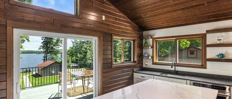 Réfrigérateur, micro-ondes, plaque de cuisson, cafetière/bouilloire