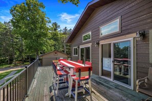 Outdoor dining - Grumpys Lookout Condo - Upper Unit (Sarona)