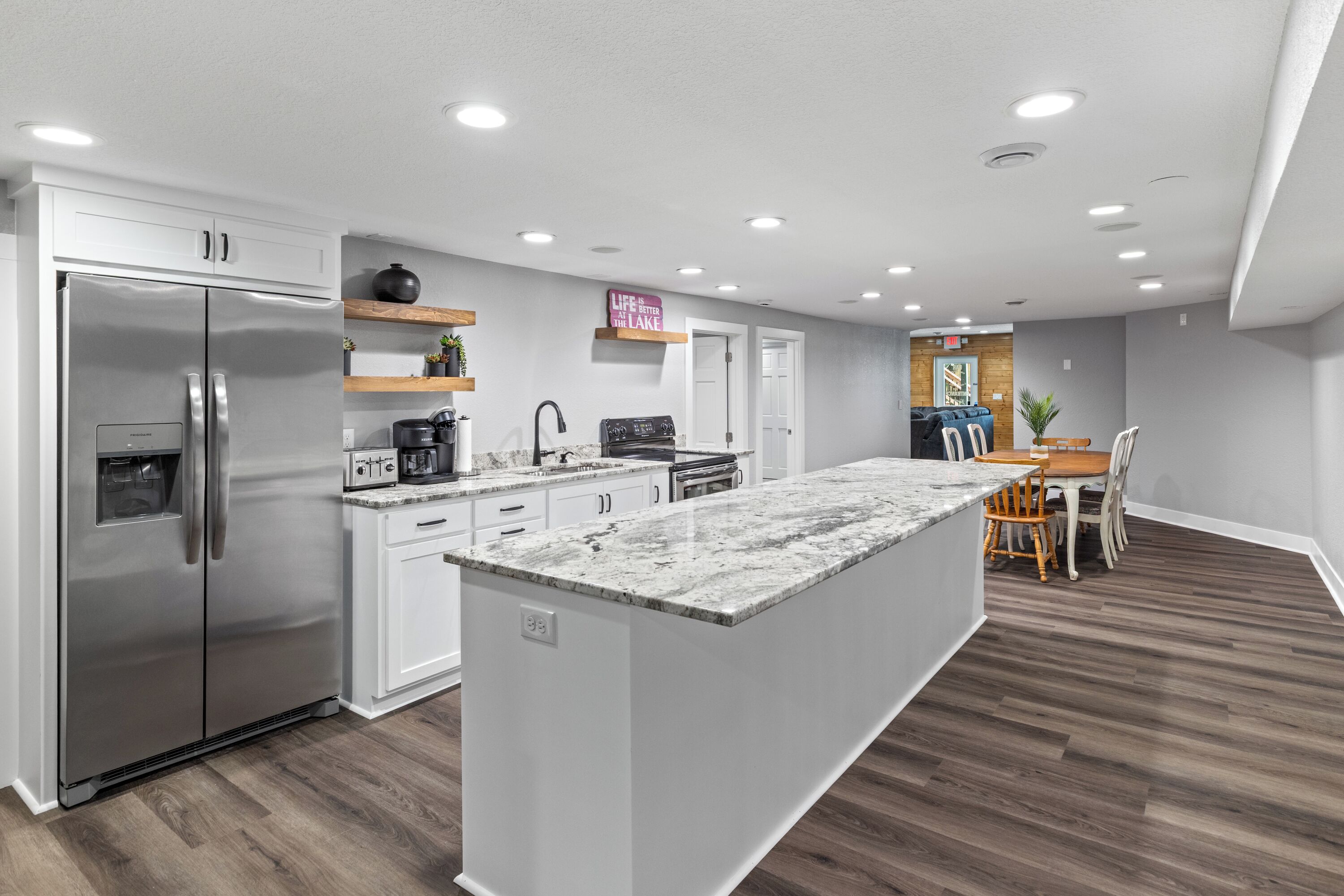 Kühlschrank, Mikrowelle, Herdplatte, Geschirrspüler