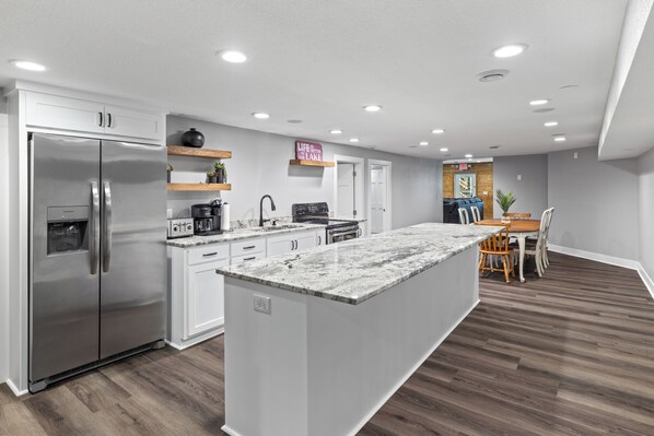 冷蔵庫、電子レンジ、コンロ、食器洗い機