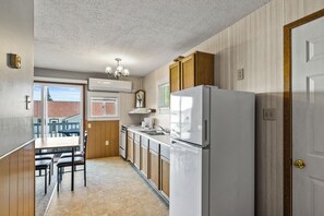 Een koelkast, een microgolfoven, een kookplaat