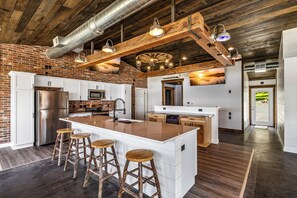 Réfrigérateur, micro-ondes, plaque de cuisson, lave-vaisselle