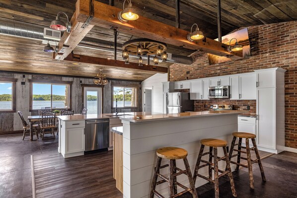 Réfrigérateur, micro-ondes, plaque de cuisson, lave-vaisselle