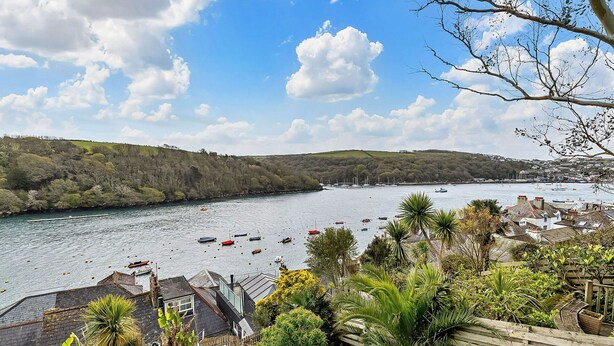 A coastal town with boats on the water, lush greenery, and a view of the sea. - Stunning  villa for 6 guests with WIFI (Fowey)