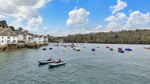 A harbor with boats and a white building with a staircase leading to the water. - Stunning  villa for 6 guests with WIFI (Fowey)