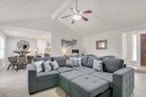 Interior - Golf & Get Outside - Family Home in Houston! (Houston)