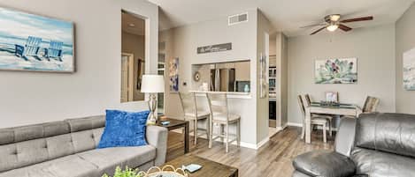 Departamento (1 Bedroom) | Área de sala de estar | Televisión y libros